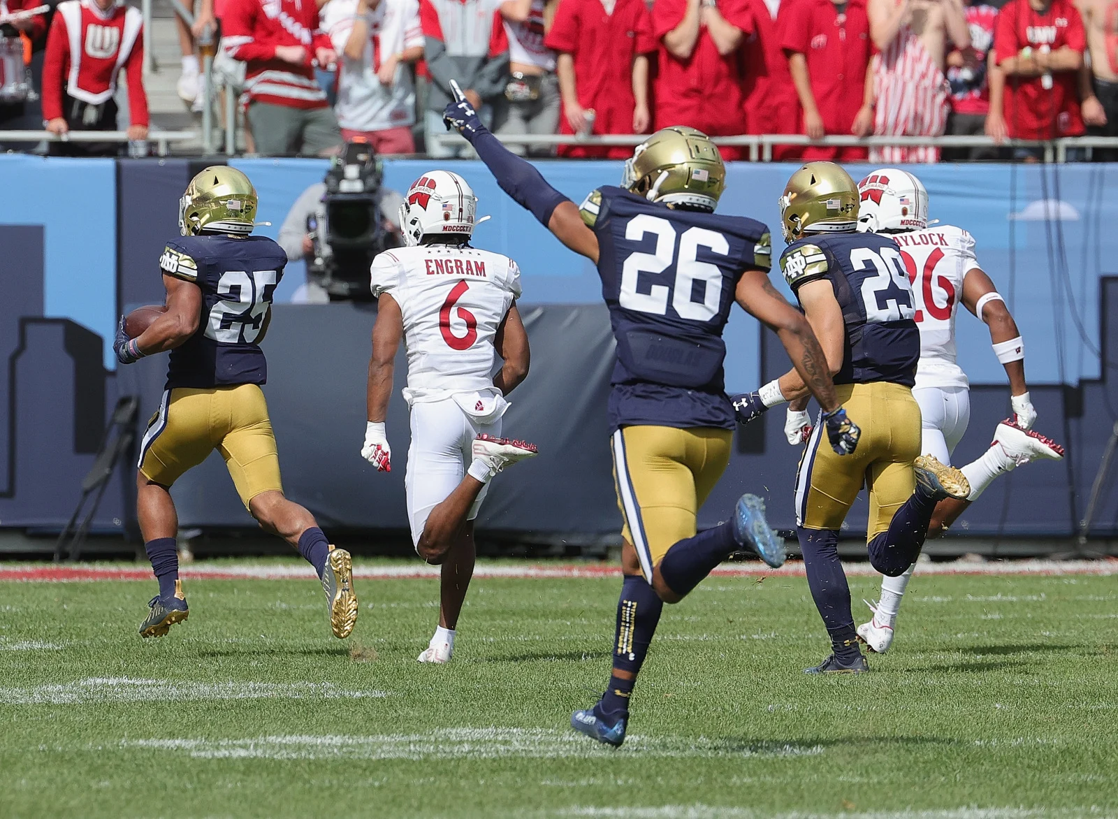 Watch: Chase Claypool Work With Young Notre Dame WRs, Ian Book In  Off-Season //